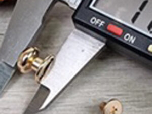 Rivet ou vis Chicago bombé (ou tête de moine)10 MM doré – Image 2