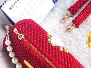 SAC MACRAMÉ "NOONIE" CYLINDRIQUE ROUGE ET BRODERIE FLEURS – Image 4