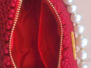 SAC MACRAMÉ "NOONIE" CYLINDRIQUE ROUGE ET BRODERIE FLEURS – Image 3